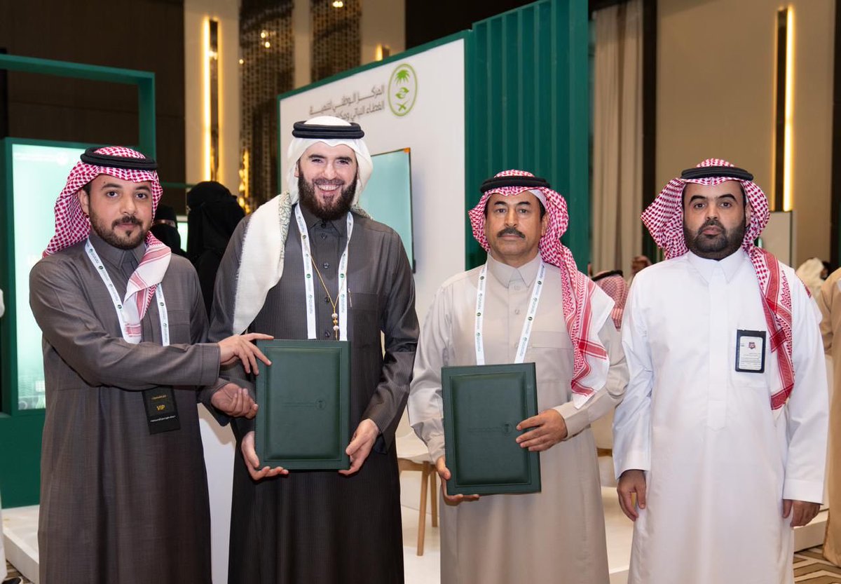 GreenLavenderSA's tweet photo. قامت جمعية الخزامى الخضراء، بحضور عضو مجلس الإدارة عبدالله بن ماجد الدويش. بتوقيع اتفاقية تعاون مع مركز تنمية الغطاء النباتي ومكافحة التصحر وتم ذلك بحضور ممثل الجمعية عبدالعزيز فيصل الدويش، بالنيابة عن رئيس مجلس الإدارة، وبحضور المهندس حمد  الكلثم، مدير إدارة القطاع غير الربحي https://t.co/yQXbVu27qF