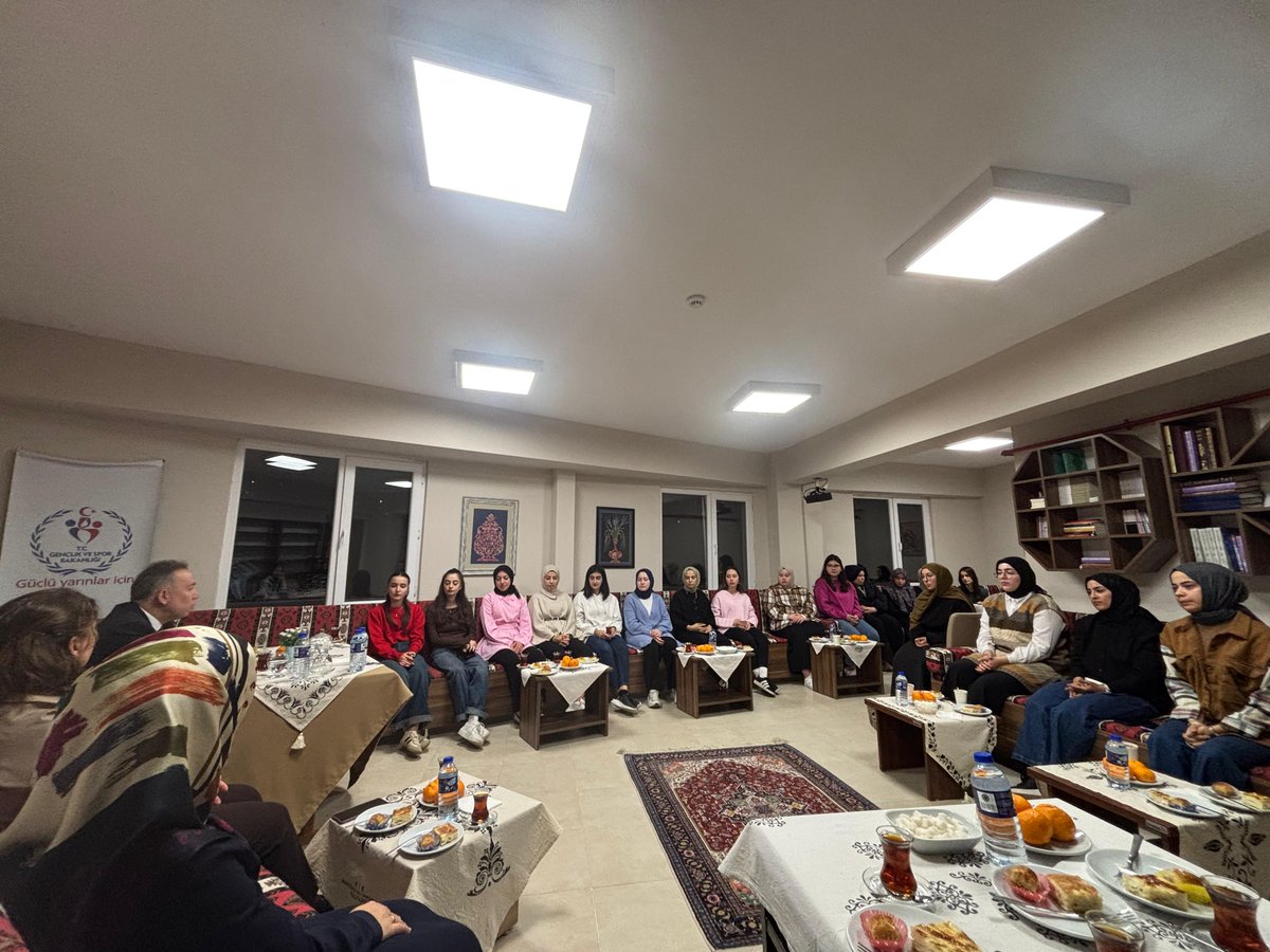 📍BAHARZADE FERİDE HANIM YURDU

İl Müdürümüz Sami Kuşcu, öğrencilerimizle samimi bir hasbihal gerçekleştirerek tecrübelerini paylaştı.