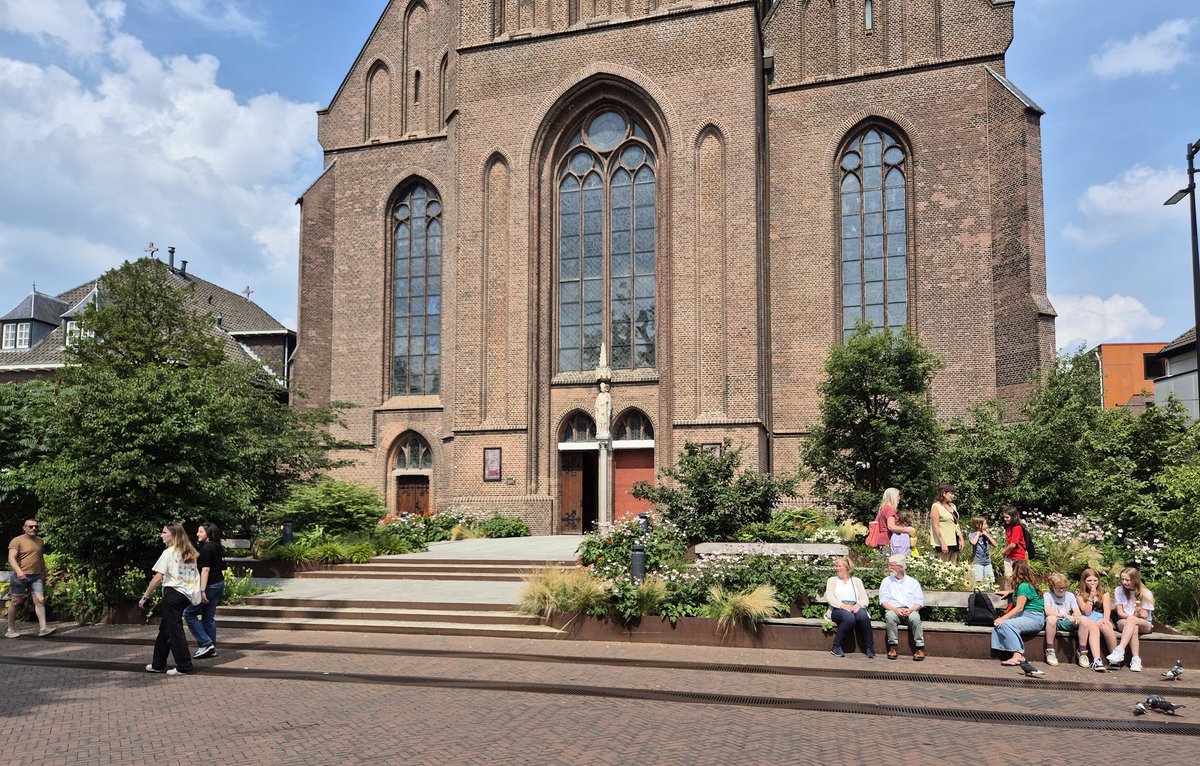 NandaSluijsmans's tweet image. Steeds meer voorterreinen van kerken krijgen een groene🌱 invulling met bankjes. Het wordt daardoor een fijne plek waar allerlei mensen👵🧔🏽‍♂️👩‍🦰 elkaar ontmoeten. Mooie symboliek.❤️