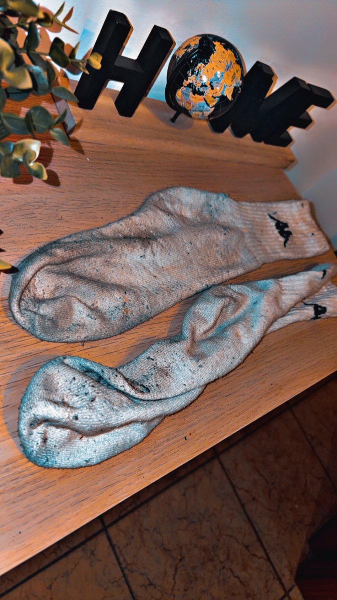 T’as rien à faire ici si t’es pas prêt à payer. Mes chaussettes sont plus sales que ton historique et pourtant elles valent plus que toi. 🦶🏼🔥#cashmaster #arabmaster #domination #soumission #feet #findom #dirtysock #realmaster #chaussette #pieds