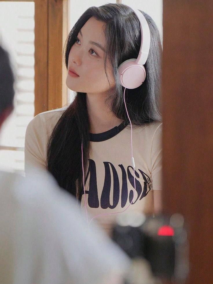 YOUJUNGKlM's tweet image. #. Palmie only

Yang nanti malam mau main tebak tebakan sama aku absen pake foto kalian yang lagi denger musik/nyanyi ☝️