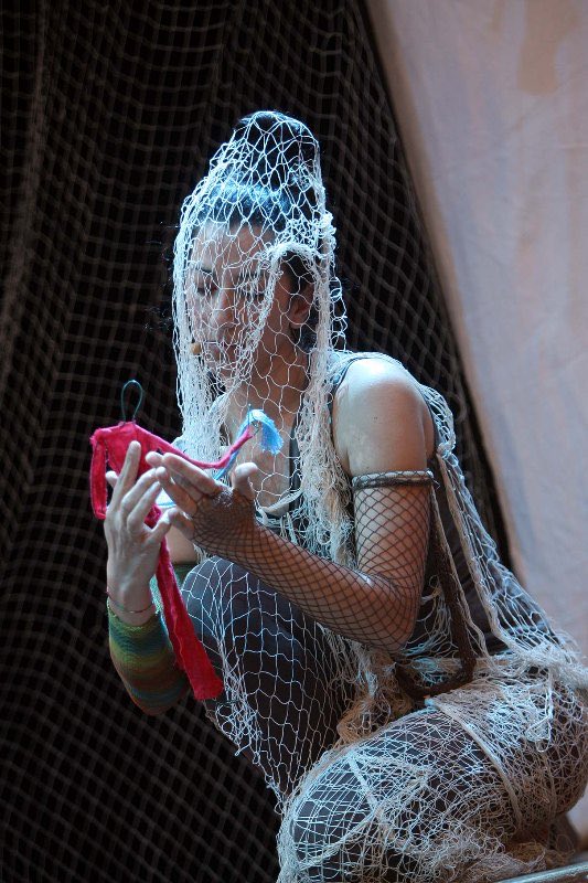 𝗥𝗲𝘁𝗿𝗼𝘀𝗽𝗲𝘁𝘁𝗶𝘃𝗮
Era il 2009 quando venne realizzato il primo spettacolo teatrale tratto dai racconti delle autrici CLM: “Senza voce, senza terra, soli…’’. Da lì sono stati tanti negli anni, fino ad arrivare al più recente “Donne che cucinano la vita”.