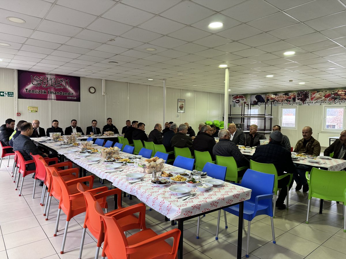 Şehit İdris Gezer Anadolu İmam Hatip Lisesi yemekhanesinde, Kaymakamımız Sayın Mustafa Mücahit AYAN ve Belediye Başkanımız Sayın Necmettin ERMİŞ’in katılımlarıyla, taşımalı eğitim servis şoförleriyle kahvaltı programı düzenlendi.

🤝 Öğrencilerimizin güvenli ve düzenli