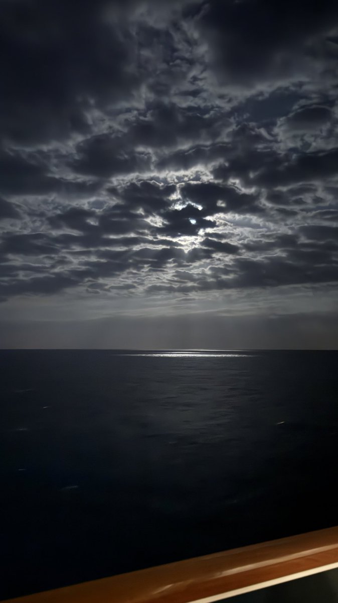 وثقت لحظات نورانية للبحر والسماء في آنٍ واحد، وهذه أعذب و أروع مشاهد 🤍