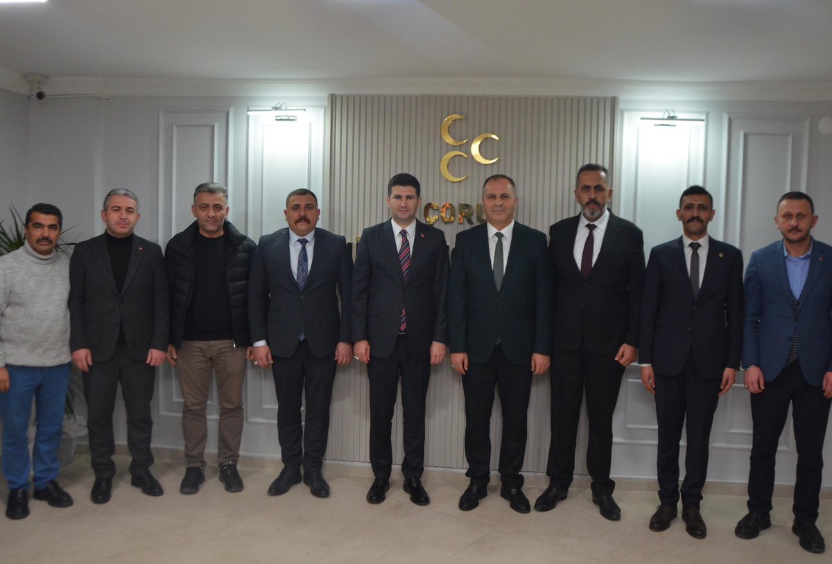 Milliyetçi Hareket Partisi Çorum İl Başkanımız Sn. Mehmet İhsan Çıplak, eğitim-öğretim faaliyetine başlayan ve Liderimiz Sayın Devlet Bahçeli Beyefendi'nin ismini taşıyan okulumuzun üniformalarını temsil eden bir örnek takdim etti. İl başkanımıza kıymetli hediyeleri için teşekkür