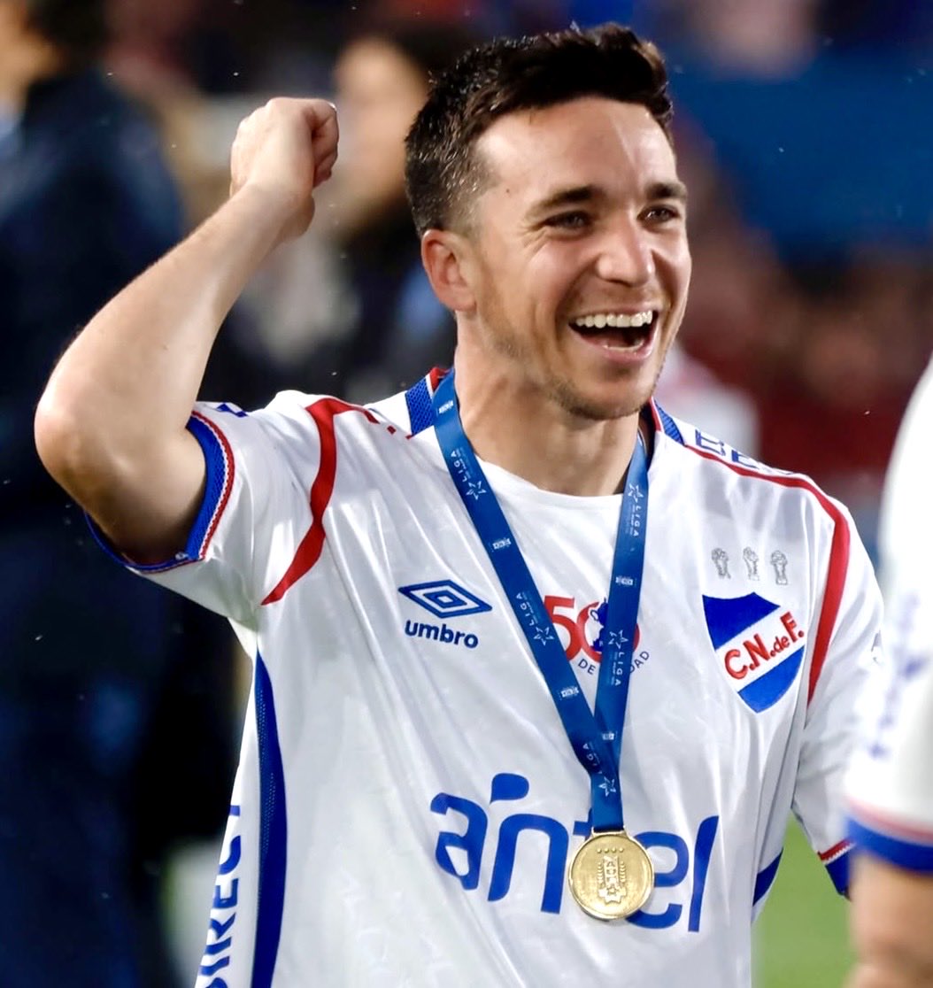 Surgido en la cantera, gran bolso y con 4 asistencias clásicas en su segundo pasaje.

Sin muchos reflectores pero siempre brindado a la causa, y obvio, dentro del selecto grupo que volvieron en plenitud.

Se va campeón.. 3 veces.

Gracias Mauri, feliz retiro🔴⚪️🔵