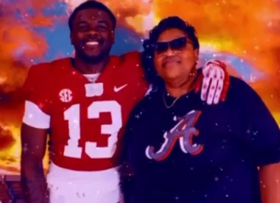 BrettGreenberg_'s tweet image. Traketa Roberts said @EzavierCrowell was “born &amp;amp; raised off ‘Bama” before the commitment.

With just 25 days until move-in, the mother of the 5⭐️ RB signee is emotional.

“Every time he runs up &amp;amp; down the field, I smile”

+ personal message to her son:

🐘 bit.ly/44QsbZs