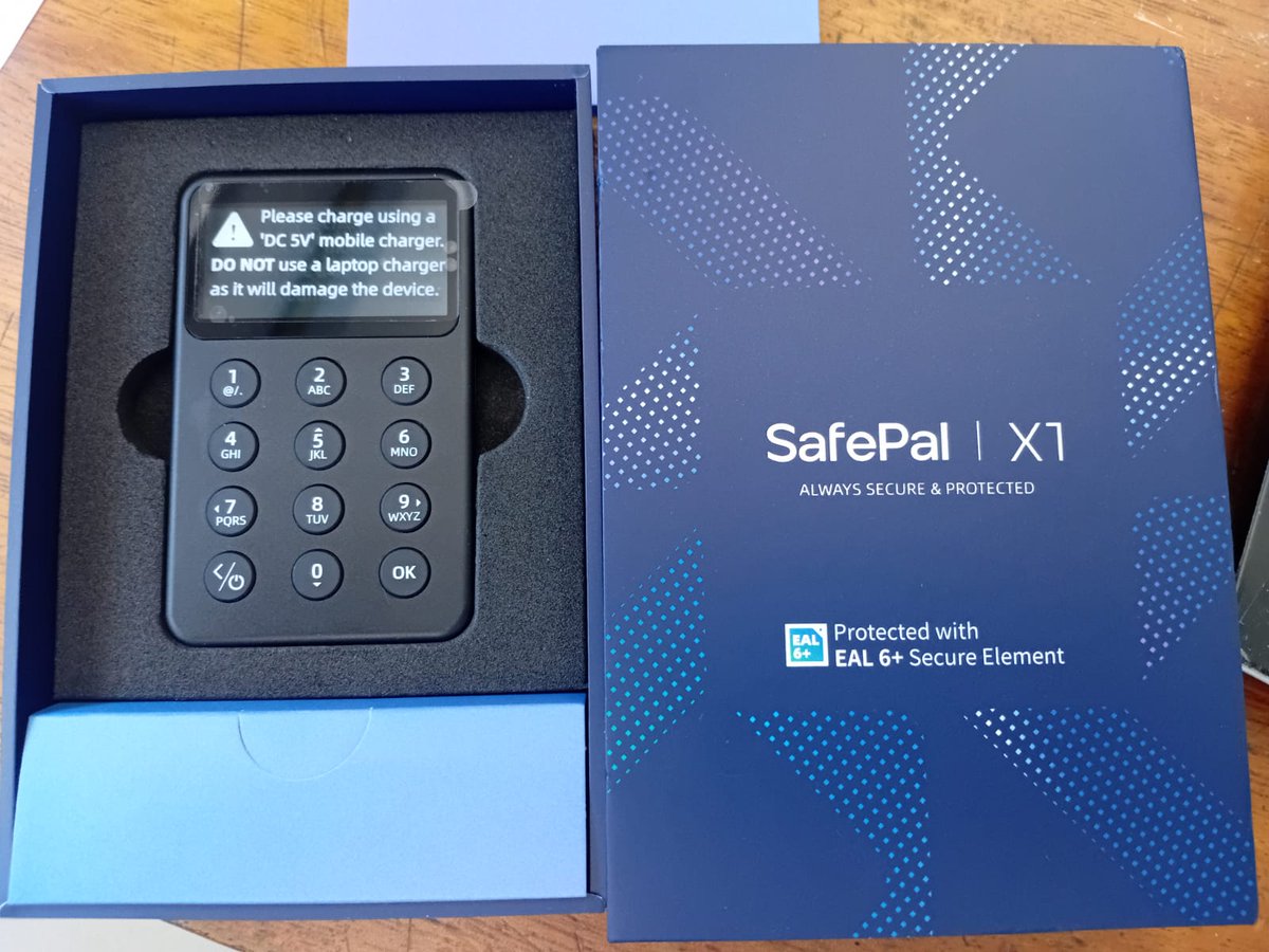 Hiperbolidus's tweet photo. Hoje chegou minha @safepal X1 praticamente na faixa (gastei 20$ no total) graças a @jumperapp. 

Gostei bastante do produto hein? 

Rapaziada que é nível 10 na Jumper ainda está disponível pra pedir a sua! https://t.co/vO7FD6kKoP