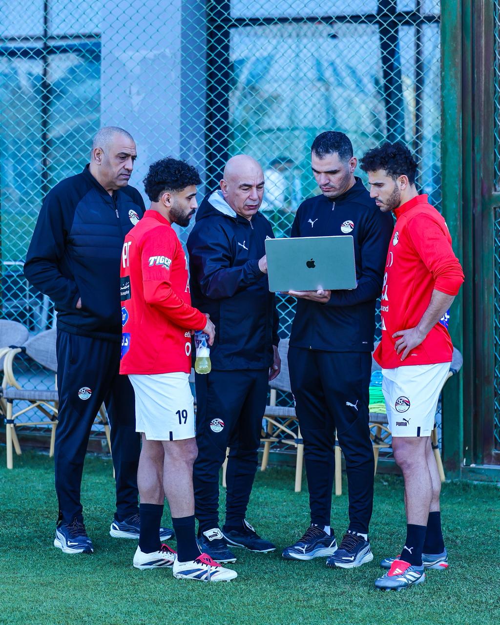 حسام حسن مع محلل أداء المنتخب استعدادًا لكأس الأمم 