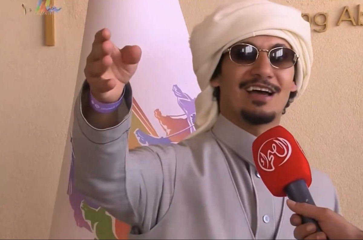 "نشا محمد السلطة على المرجله والخير 
..يروم العلا ويصافح المجد بيمينه"
راجح المغيّري