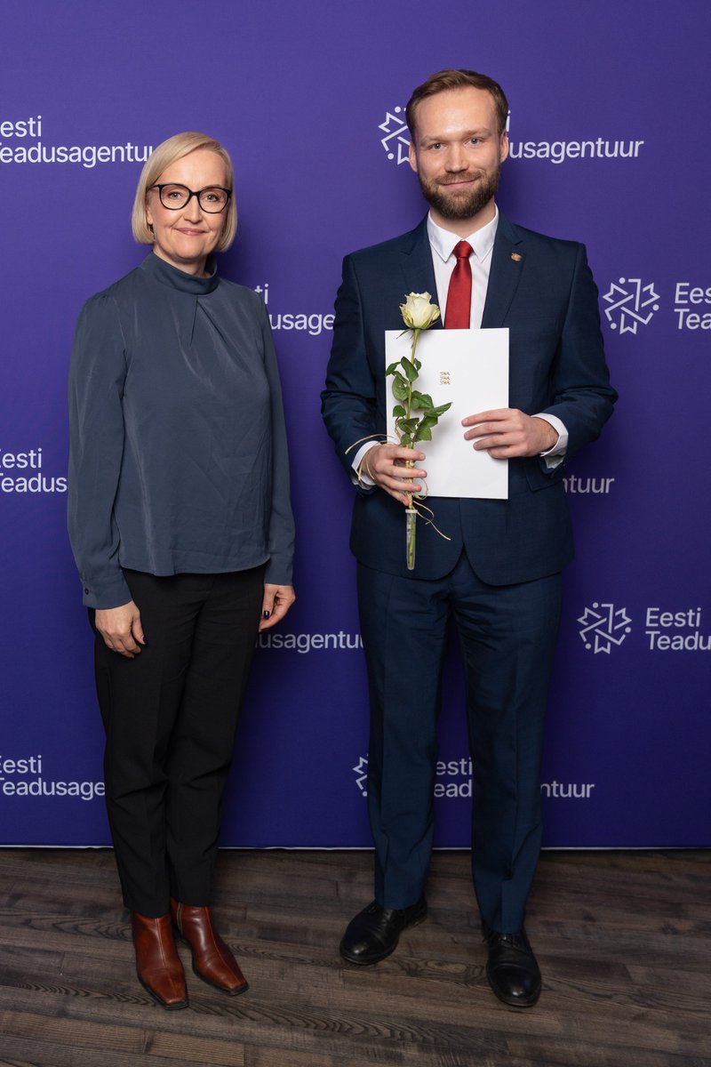 igortartus's tweet photo. Minu doktoritöö pälvis ETAGi üliõpilaste teadustööde riiklikul konkursil humanitaarteaduste ja kunstide valdkonnas doktoriõppe astmes 1. preemia!

Doktoritöö „Kierkegaardlik haridusteoloogia“ juhendajad on Anne Kull ja Nigel Tubbs.

Foto: Mailis Vahenurm https://t.co/RJQ5ijYG2n