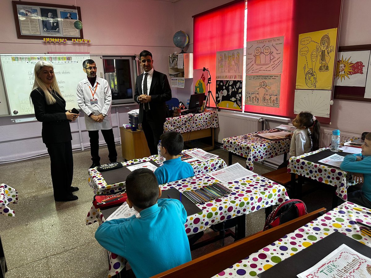 İpsala Kaymakamımız Sayın Ömer SEVGİLİ, İlçe Millî Eğitim Müdürümüz Sayın Zeynep KOÇAK UYANIK ve Hacı Köyü Muhtarı Sayın Osman BAŞ, Hacıköy İlkokulunu ziyaret etti.
Ziyaret sırasında öğrencilerle sohbet edilerek okulun genel durumu hakkında değerlendirmelerde bulunuldu.