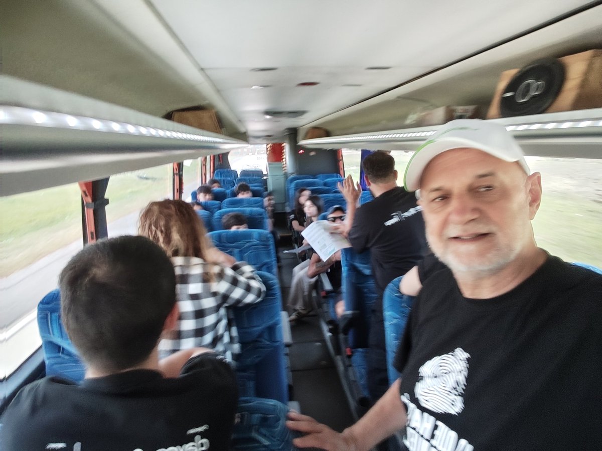 A Colonia; con educadores y adolescentes que se capacitaron como promotores de Buentrato. Nos recibirá el <a href="/cintendentesuy/">Congreso de Intendentes</a>. Estamos promoviendo ciudadanos del Buentrato para construir el Uruguay del Buentrato
 "Lo que haces deja huellas" JPC/ Claves en convenio con <a href="/inau_oficial/">INAU</a>