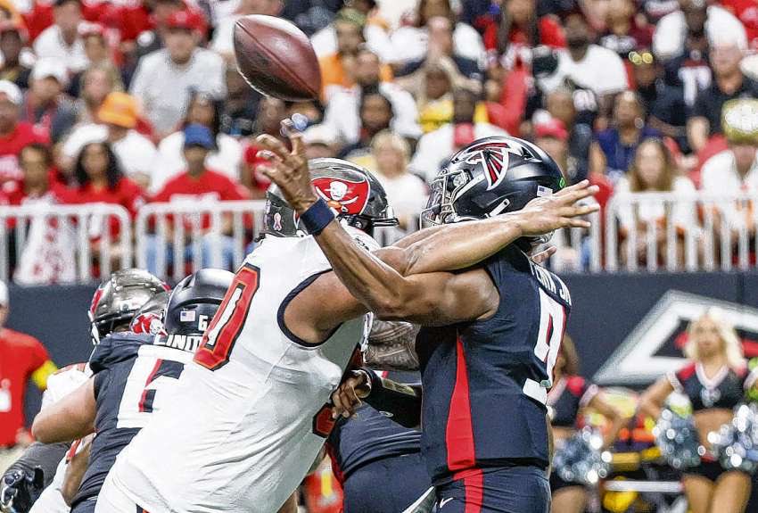 BowTieSportsGuy's tweet photo. 🔥🪑HOT SEAT: #Falcons center, guards face big test against #Bucs’ tough interior. Don’t let Vita Vea & friends wreck the game. #QuickGame
https://t.co/TweqcLvQau https://t.co/Mn27guGfvi