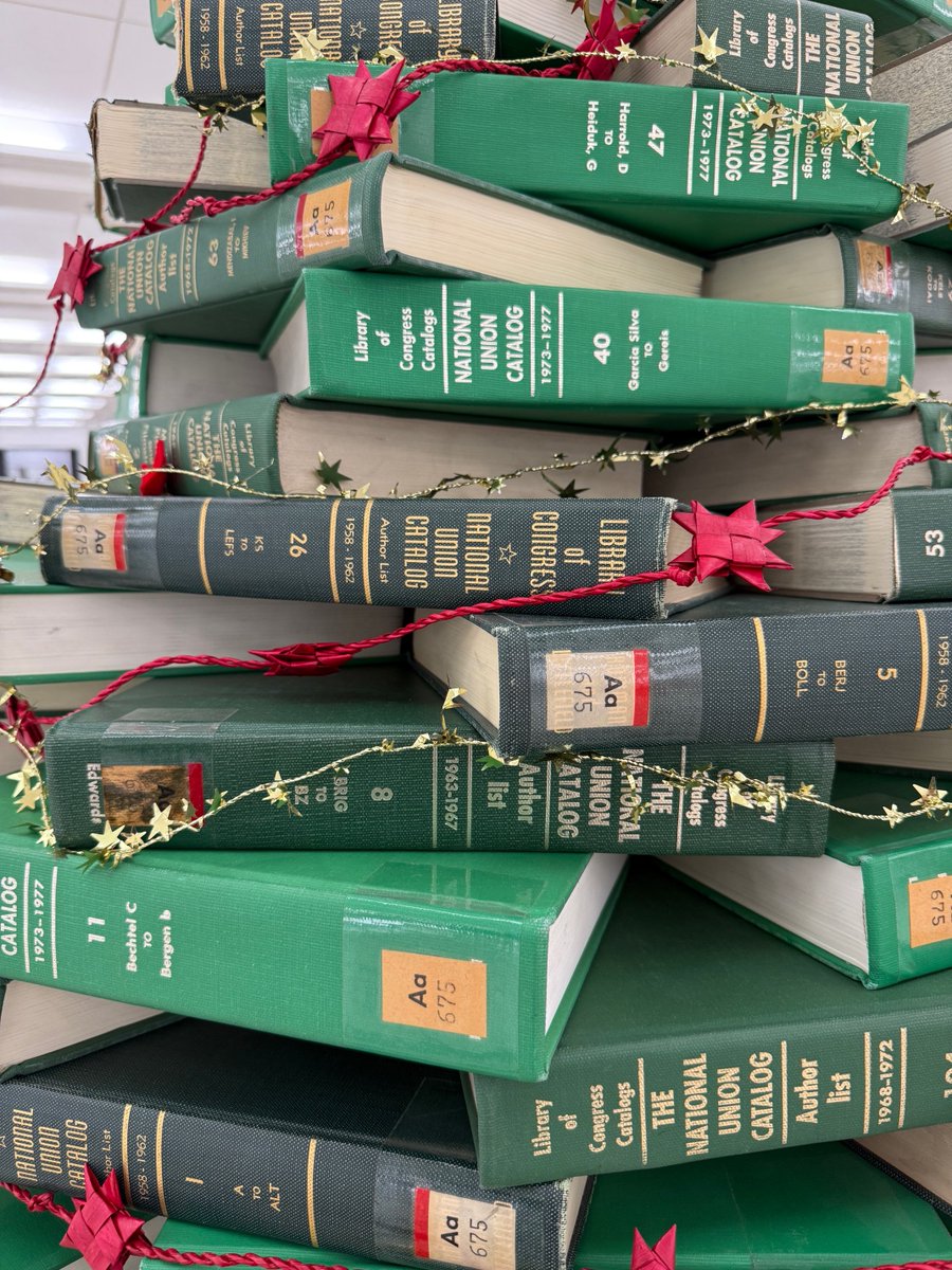 emijulischa's tweet photo. Detail des #BLBKA-Weihnachtsbaums aus den schweren, grünen Bänden des National Union Catalog (NUC) der Library of Congress (LoC), einem gigantischen (bis 1993 gedruckten, heute digitalen) Recherchewerkzeug für die Bestände der LoC und über 1000 Bibliotheken in den USA & Kanada. https://t.co/2PtcfYOc27