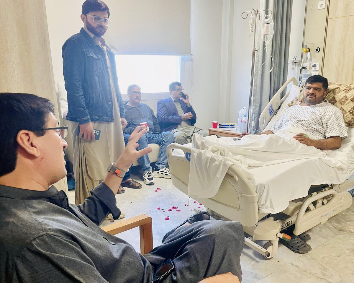 پاکستان فیڈرل یونین آف جرنلسٹس کے رہنما لالہ اسد پٹھان کا شکارپور پولیس مقابلے میں زخمی ہونے والے ڈی ایس پیز “ پارس بکھرانی اور ظہور سومرو “ سے ضیاالدین اسپتال سکھرمیں عیادت ۔ 💐🤲
اللہ پاک دونوں پولیس آفسران کو صحت کاملہ عطافرمائے ۔ آمین