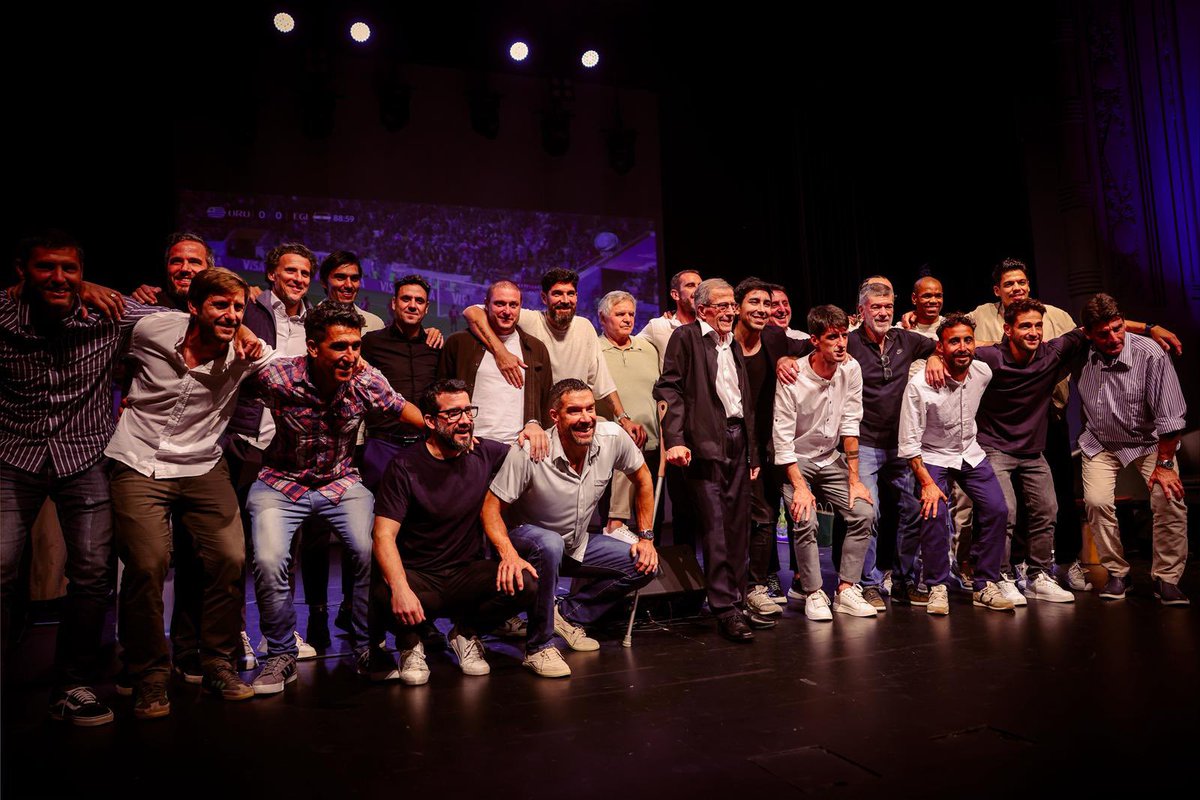 diegogodin's tweet image. Gracias una y mil veces, Maesto! 🎓🇺🇾