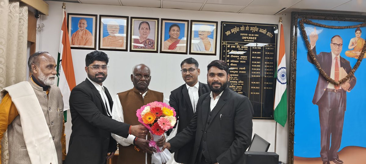 आज दिनांक 11/12/2025 को लखनऊ स्थित- उ०प्र०अनुसूचित जाति और अनुसूचित जनजाति आयोग कार्यालय में शासकीय कार्यों का निस्तारण किया तथा विभिन्न जनपदों से आए पीड़ितों व कार्यकर्ताओं से मुलाकात किया।