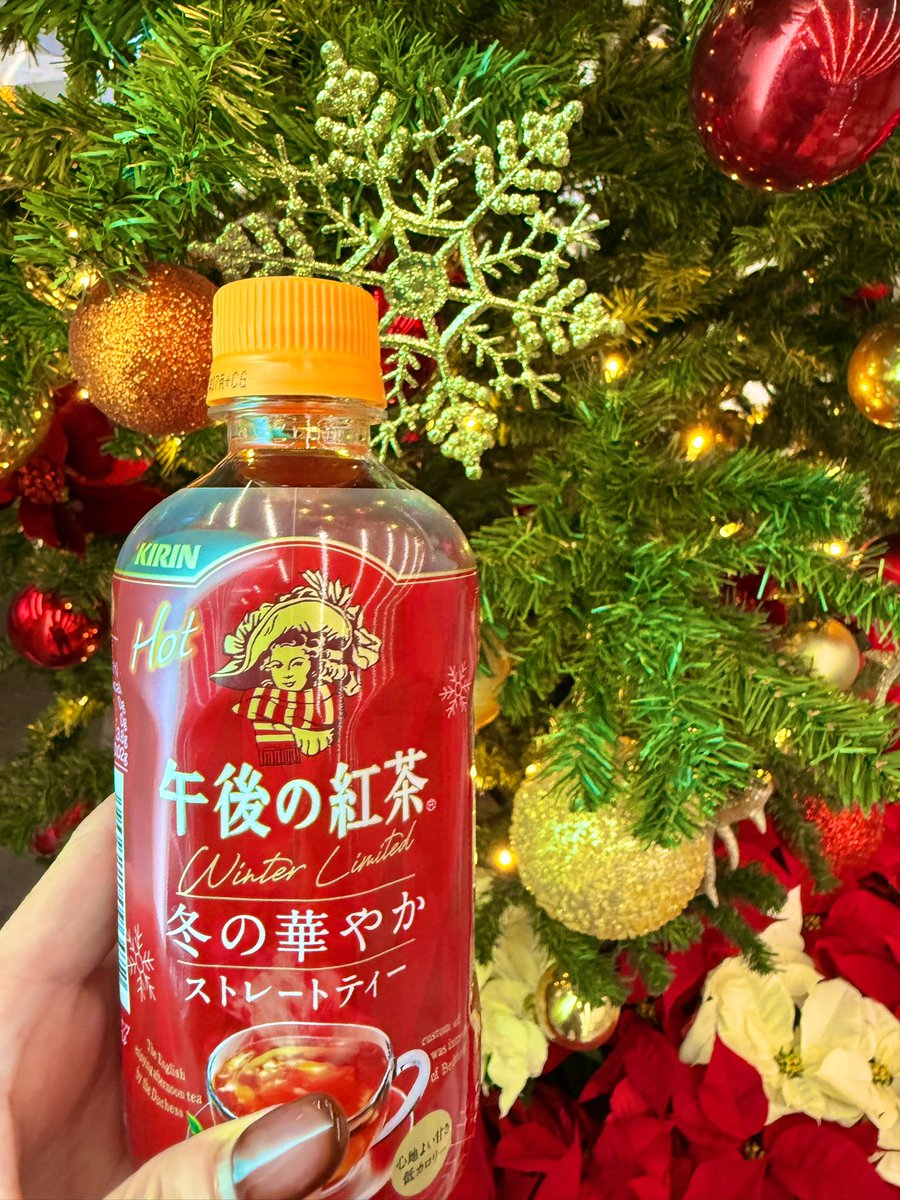 赤いクリスマスツリー ミルクティー❣️ 昨日、会社の下のコンビニで見つけた！ ストレートもマフラー巻いてる