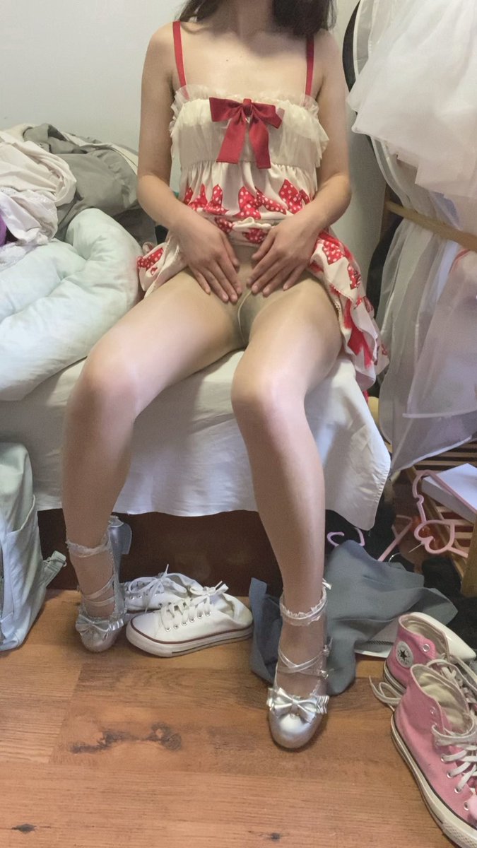 裙子里最私密的地方就这样暴露给陌生人看了……