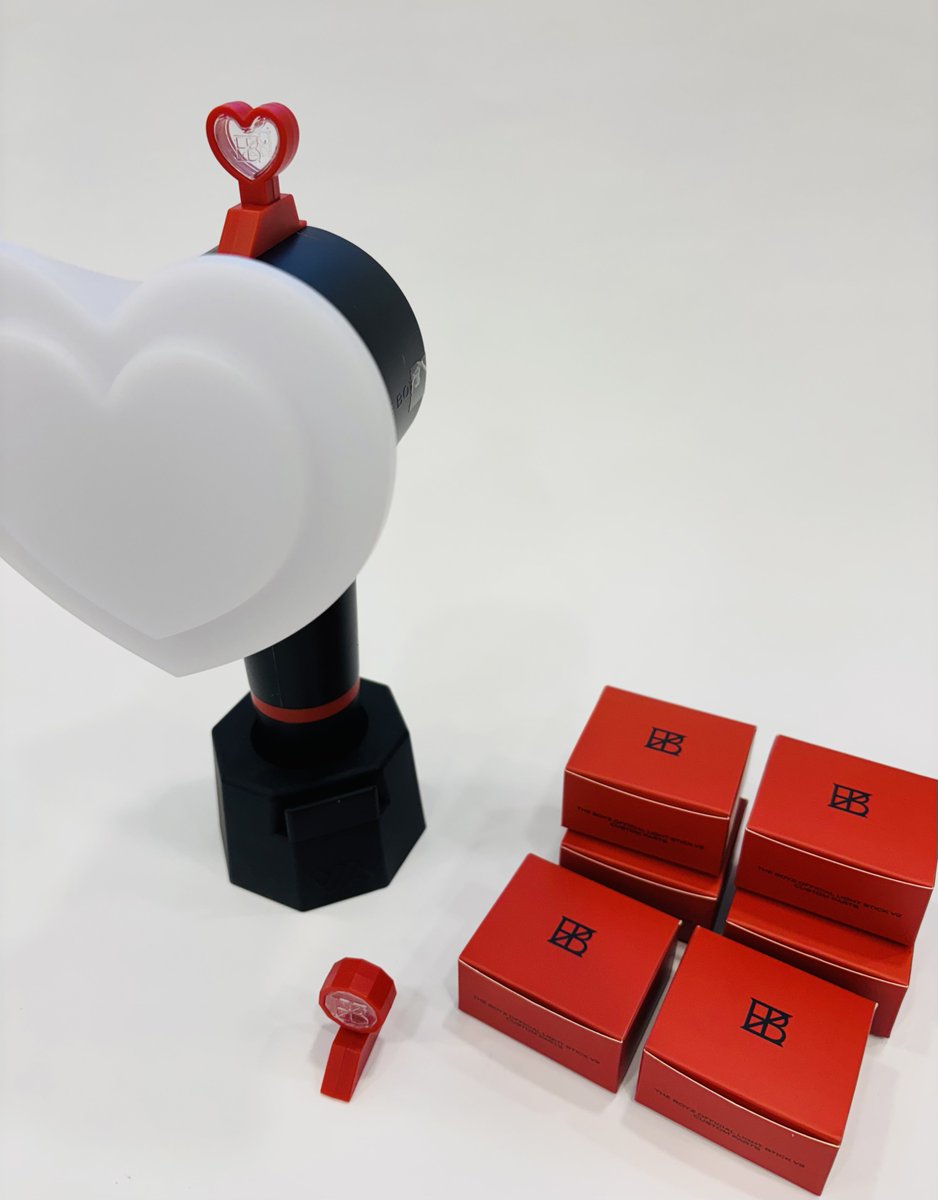Withmuu_MD's tweet image. 🎁 [MD 입고 안내]

착한줄 알았는데 안 착하네 
더비봉 위에 안착 ᕱ__ᕱ
                           (⸝⸝&amp;gt; ̫ &amp;lt;⸝⸝)
                          ♡/ ∩ ∩ \

더보이즈 공식 응원봉 V2 커스텀 파츠를 위드뮤 명동점 2층에서 만나보세요🖤

#THEBOYZ #파츠 #PARTS #위드뮤 #WITHMUU #위드뮤명동
