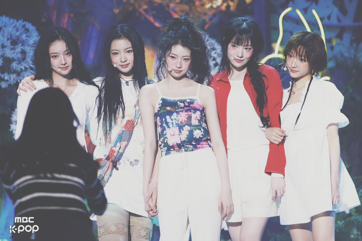 Lyeesui's tweet image. (✨🌿❤️ … ) wrapped in soft lights and pastel hues, they brought a dreamy warmth to the stage. rosy cheeks, gentle smiles, and a kind of energy that feels like a fairytale unfolding right in front of you.