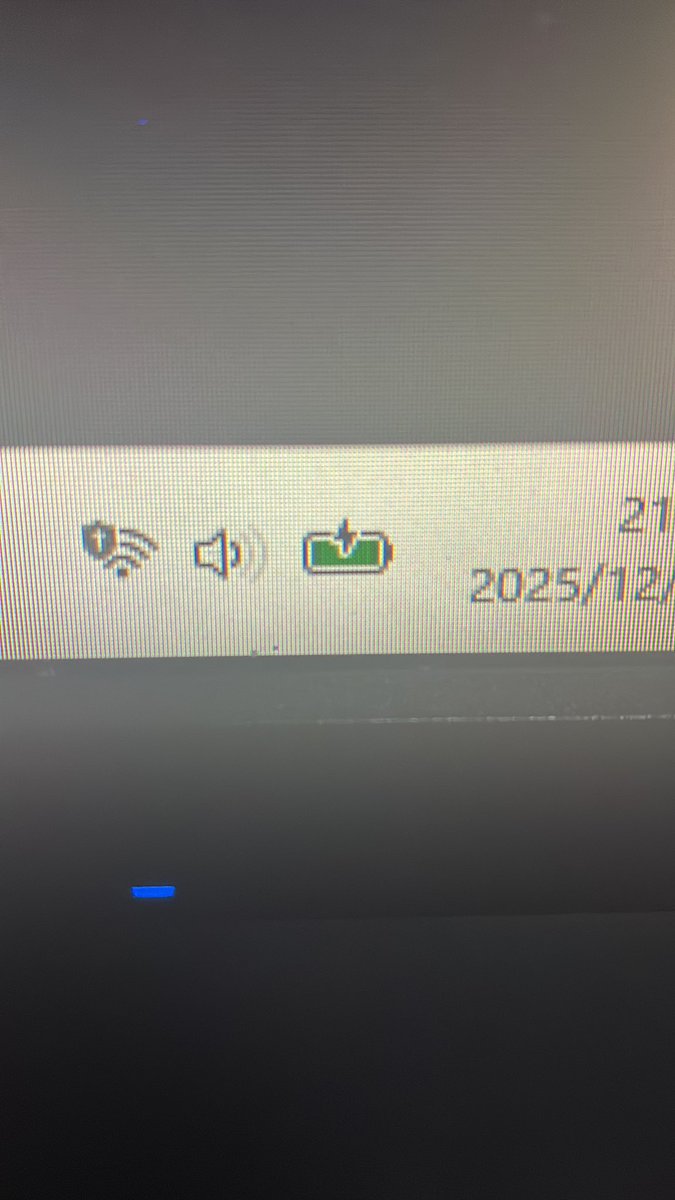 Matsui_engineer's tweet photo. Windowsの充電マークがちょっと変になった😂 https://t.co/p8rPlD45Ef
