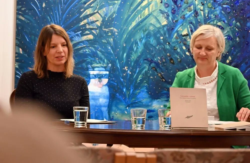 MDLoka's tweet photo. Pretekli teden je bila v ljubljanski Galeriji Družina predstavljena pesniška zbirka TURJAŠKI LABOD avtorja dr. Tineta Debeljaka, enega od ustanoviteljev loškega muzejskega društva, ki je zbirko letos tudi izdalo. Vabljeni k branju prispevka na https://t.co/fG78Jcnfum https://t.co/2yVJkZdBk5