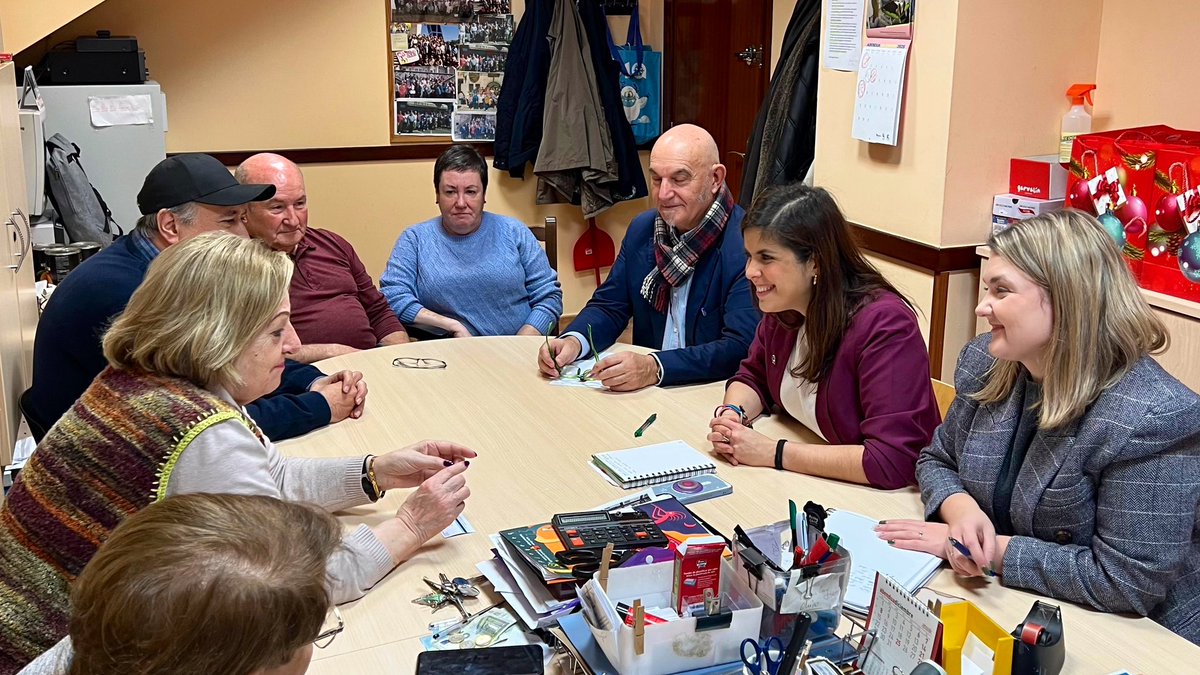 PSEBarakaldo's tweet photo. 🧓🤝 Hoy encuentro con representantes del Centro de Mayores Bizitza Lasaia de San Vicente. Escuchamos sus propuestas y compartimos necesidades para mejorar su día a día. 

#SomosBarakaldo y trabajamos por un #Barakaldo donde todas y todos contemos.💪🌹

#BarakaldoGara https://t.co/snmf6DdnIO