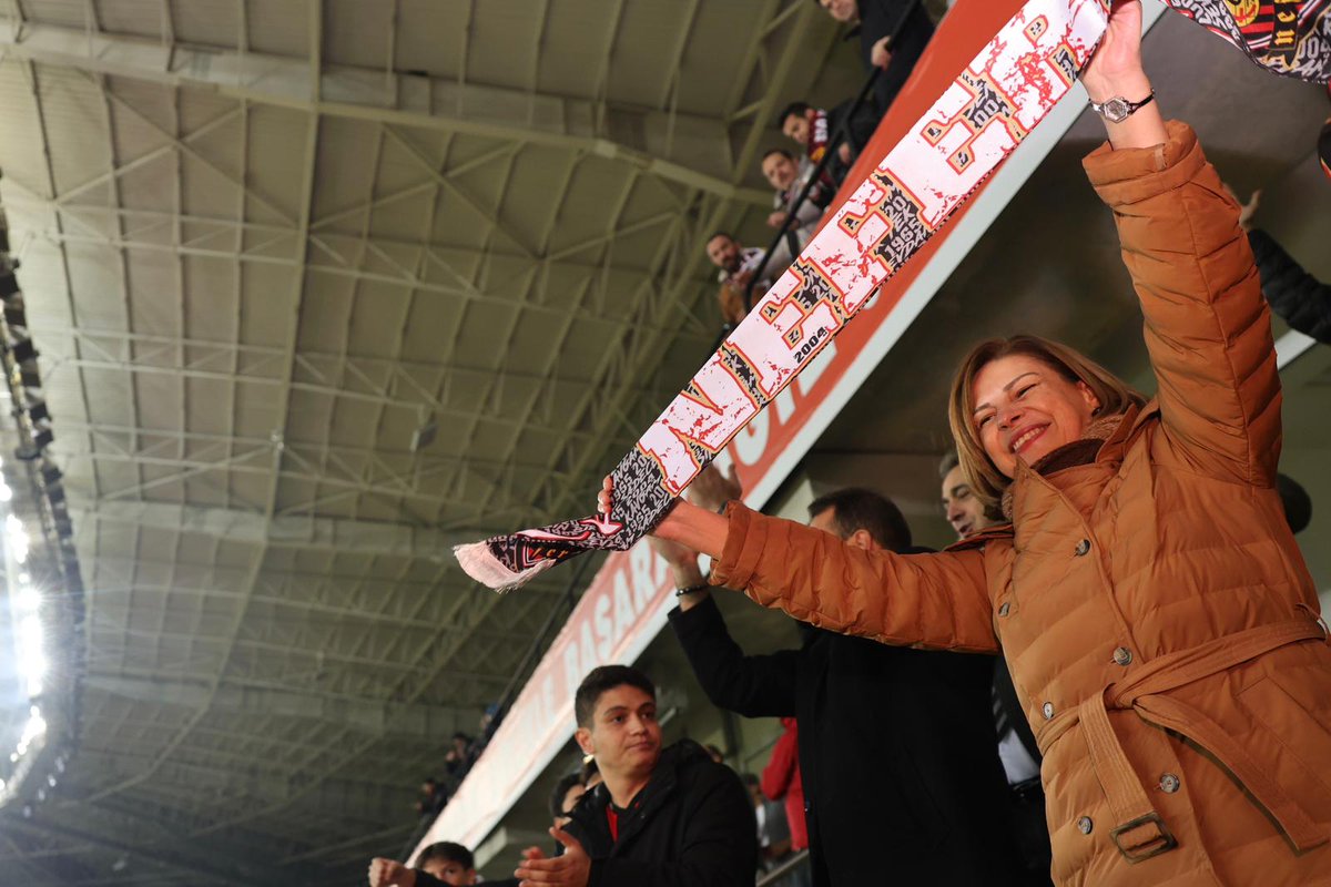 Çok yakışmış Başkanım :) 

<a href="/ayseunluce/">Ayşe Ünlüce</a> 
#Nefer