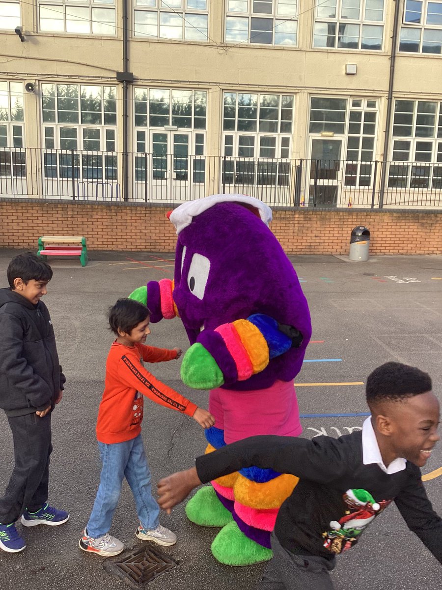 year_family's tweet photo. We loved our hugs from Haribo who reaches out to families to provide support for those who need it🫂☺️
One small act of kindness can make someone’s day ☀️🥰
Thank you Haribo, we feel warm after our lovely hugs 🌈 ❤️
@harry_moseley
@HolyFamilyScho1
#CatholicLifeHFB10 #HHHO https://t.co/4q24E8XnJw