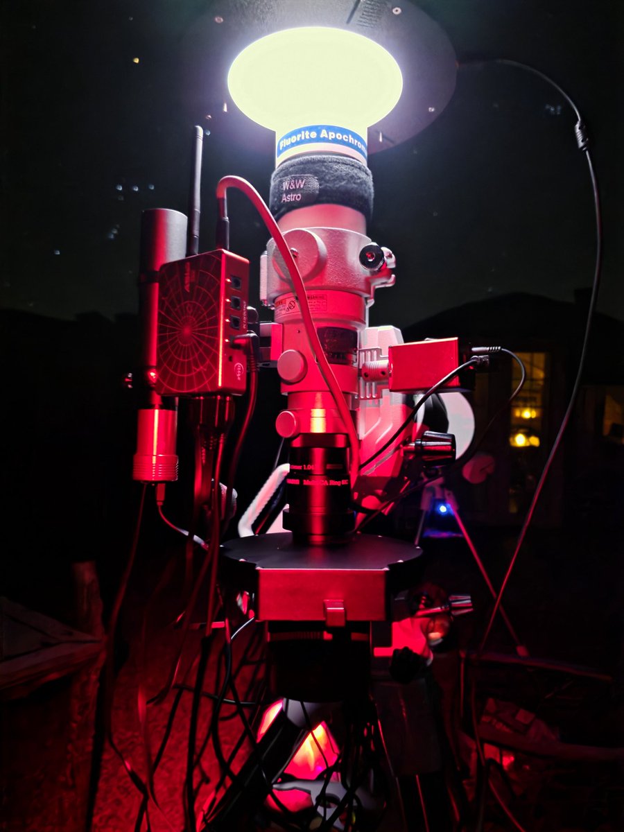 StuartRossAstro's tweet image. Taking my calibration frames on the Tak fs60cb couple of weeks back when I was at Dumfries. Such a cool picture!

#takahashifs60cb #astronomy #space #narrowband