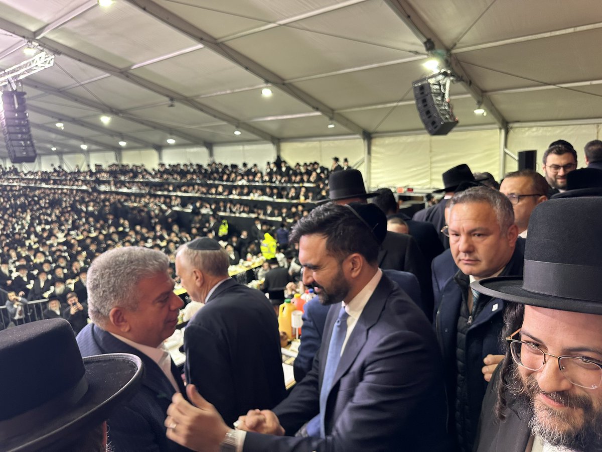 HQSatmar's tweet photo. The @BrooklynDA Eric Gonzalez received a special blessing from Satmar Grand Rebbe Aron on keeping Brooklyn safe at the 81st #21Kislev #ChufAlefKislev central #SatmarEvent dinner at Waterfront Square, 500 Kent Avenue in #Williamsburg. Community strength shines! #BrooklynUnity https://t.co/ssCeg9v0f9