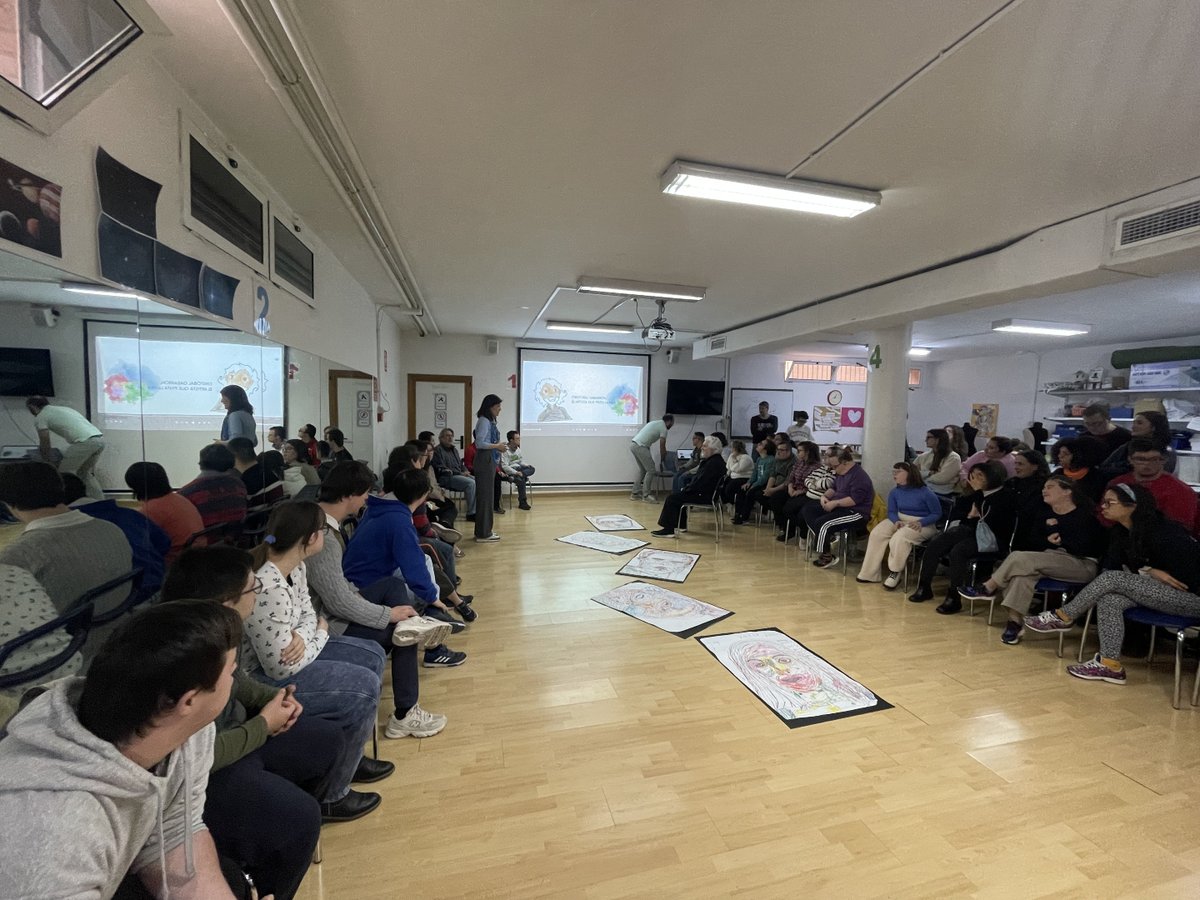 El arte abre caminos y, al compartirse, crea puentes. Cristobal Gabarron visita ASSIDO y reconoce su labor creativa e inclusiva. Reafirmamos nuestro compromiso con una cultura accesible para todas las personas. Gracias por 45 años defendiendo derechos desde la creatividad.