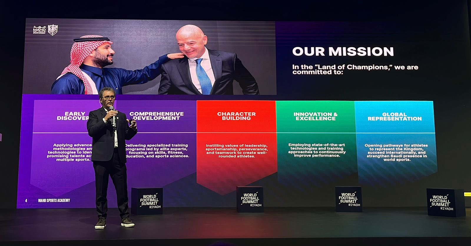 مايك فال، النائب التنفيذي للرئيس للشؤون الرياضية في أكاديمية «مهد»، خلال جلسة حوارية بعنوان «مستقبل الرياضة مع أكاديمية مهد» ضمن فعاليات المنتدى العالمي لكرة القدم: - في أكاديمية «مهد» لا نركز على الحصول على النتائج في وقت قصير، بل نركز على بناء الأساسيات الصحيحة ليتمكنوا من التطور والمنافسة في سن مبكر 