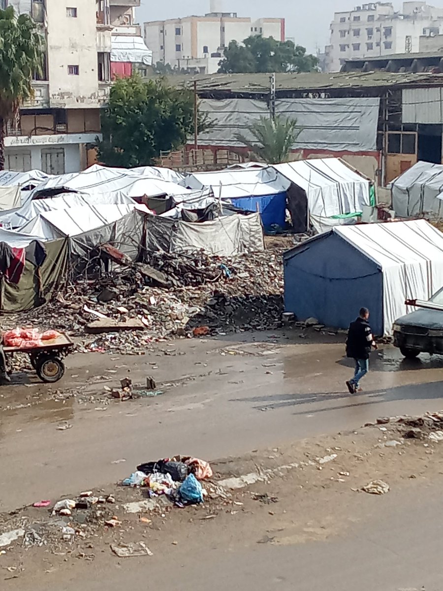 s_dyt89676's tweet image. Çok kötü insani koşullar altında yaşıyoruz. Kışın soğuktan titriyoruz. Hayatımız yok; karanlıkta yaşıyoruz. Tanrım, çadırlarda boğuluyoruz! Boğulan insanların görüntüsü yürek burkan cinsten. Rabbim, bize ve onlara merhamet et. chuffed.org/project/maish