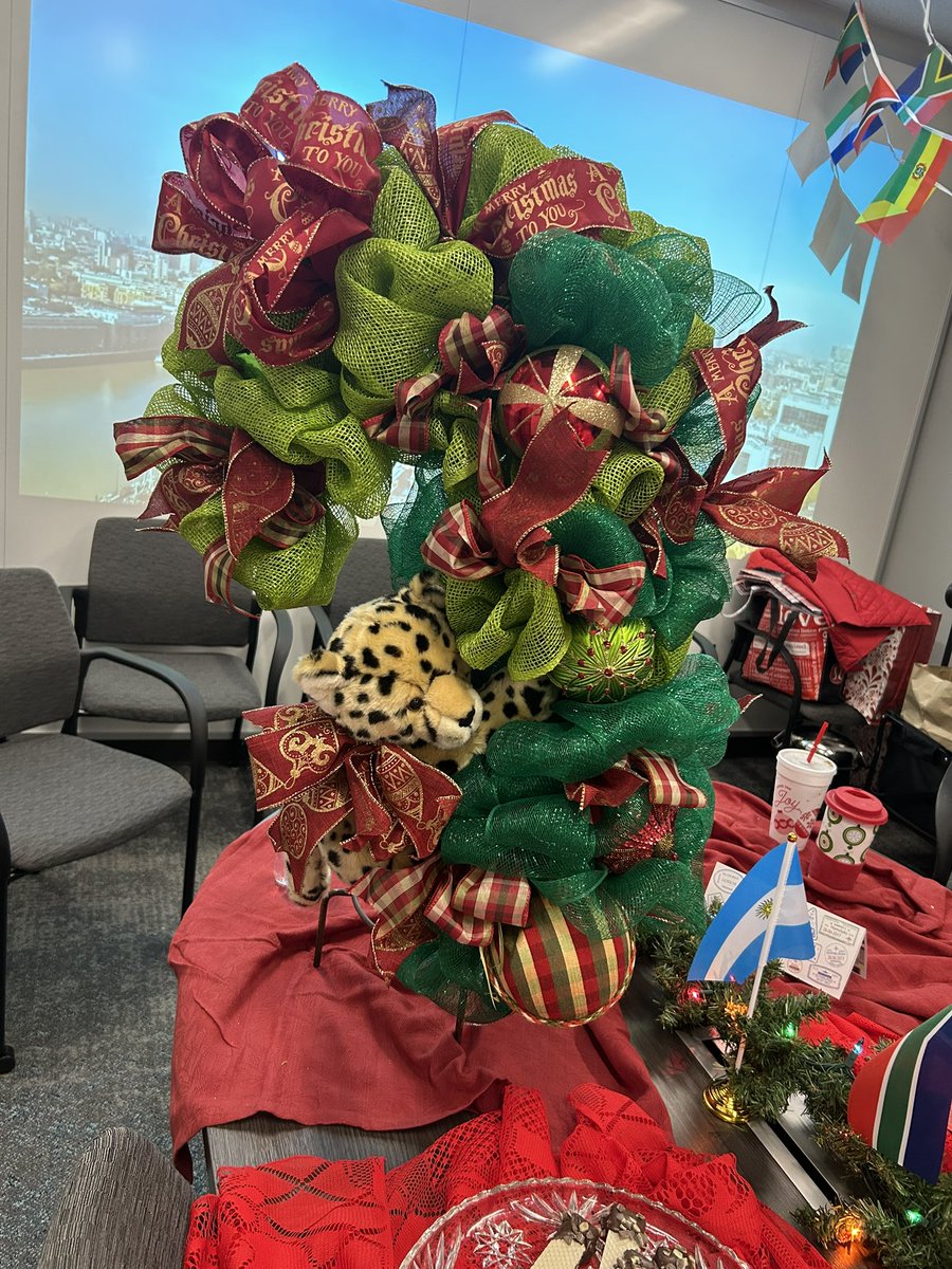 The sweet, talented, and beautiful Olga Leonard visited yesterday with treats.  
🩵💛🩵
<a href="/OLE_Leopards/">Leonard Elementary</a>