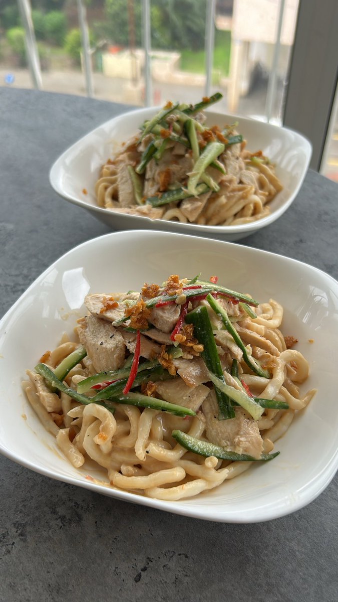 קרימי ססמי נודלס
סלט עוף ומלפפונים חריף
קריספי שום