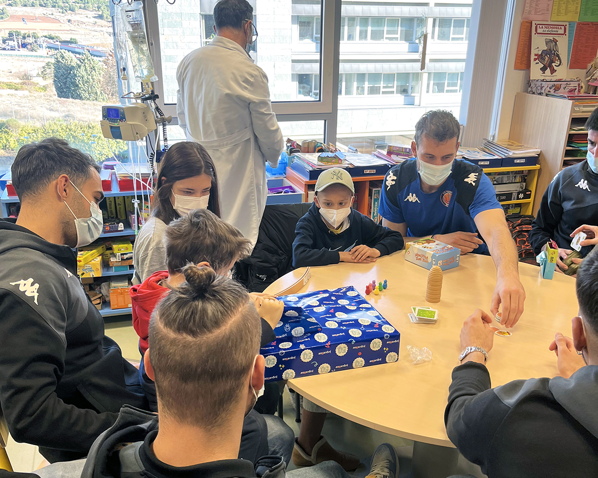 El Grupo Ureta Tizona visita la escuela de la unidad de Pediatría del HUBU #Baloncesto <a href="/cb_tizona/">Grupo Ureta Tizona Burgos</a> 
burgosdeporte.com/?p=147995