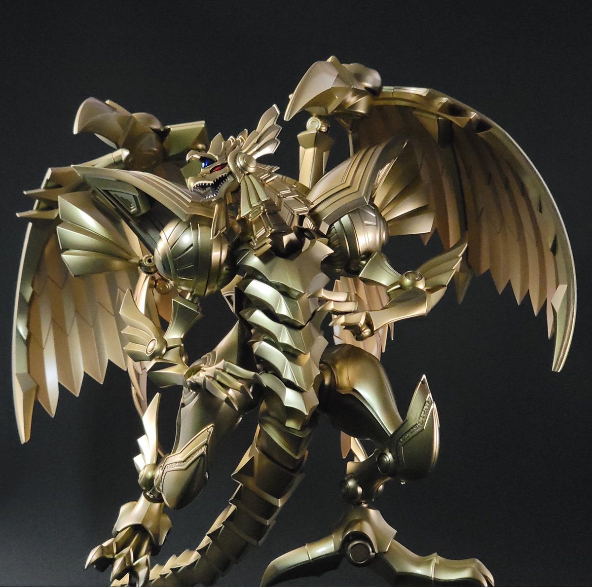 金色と銀色のドラゴン像 無言でドラゴンをあげる見た人もやる