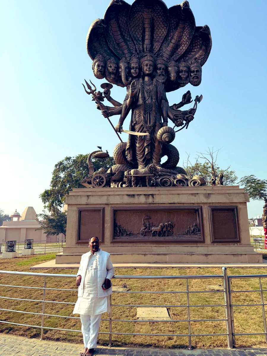 PawanSaiBJP's tweet photo. गत दिवस हरियाणा के कुरुक्षेत्र में स्थित महाभारत अनुभव केंद्र में 3D तकनीक लाइट साउंड शो के माध्यम से अभिमन्यु की शहादत का युद्ध,भीष्म पितामह के शरसैया पर लेट जाना जैसे 18 दिवस युद्ध प्रकरणों का संजीव दर्शन के साथ गीता उपदेश और भगवान श्री कृष्ण के जीवन का दर्शन देखने को मिला । https://t.co/QPdgX1R5b7