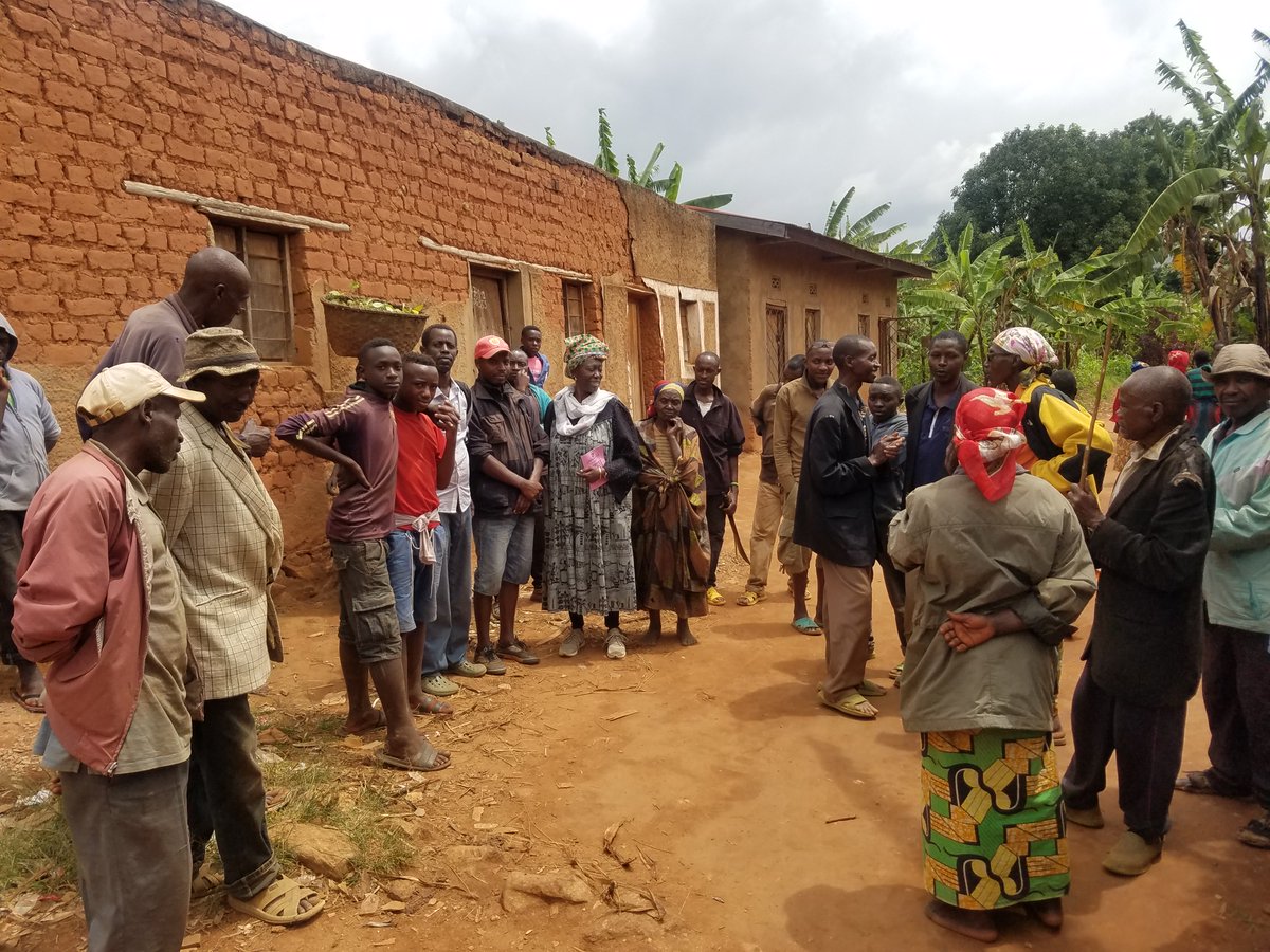 niyonsavye's tweet photo. 🇧🇮Cette photos date de 2014 fraîchement rentrée de Bruxelles après + de 20 ans en Europe et dans ++  pays du monde au sein du Système des Nations Unies. Il y’a beaucoup de choses q je ne savais pas lorsque  je décide de rentrer au Burundi🤷🏿‍♂️. J’étais et je suis toujours convaincue qu’avec les connaissances et l’expérience professionnelle internationale accumulée, je pouvais être utile et j’allais apporter une plus value dans la gestion et la gouvernance à n’importe quel niveau depuis même le village : je l’ai d’ailleurs réussi à faire quelques exploits : Hôpital Communal dans mon village d’origine, Mise à jour et Modernisation de l’Administration et la gestion du CNTS, de l’HPRC…sans oublier le Rayonnement Diplomatique à un moment hautement délicat…C’est d’ailleurs ce que chaque patriote devait envisager de faire si une fois il décide de retourner sur sa terre natale. Bien sûr ; tout le monde doit y avoir accès sans crainte d’être discriminé/marginalisé/ réprimé pour ci ou pour ça👀Oui pour toute action  positive est nécessaire en vue de bâtir son pays dans la paix et la sérénité peu importe l’appartenance socio-culturel et politique ⭕️‼️C’est par la mise en commun des idées et des convictions différentes et qu’on enrichi, alimente et oriente les décisions collégiales, qui conduisent vers une même  vision et des actions communes pour bâtir  une nation pour TOUS. Il faut accepter et valoriser les idées des autres sans rancoeur, sans jalousie, sans haine, sans discrimination sur  base ethnique, régionale et de genre…Ça ne sert à rien de chercher à mettre tout le monde dans un même panier, Juger sans discerner‼️Les Partis politiques comme les Religions ont été les outils de divisons des peuples et des familles de même  sang particulièrement en Afrique. La CUPIDITÉ a toujours été et est toujours le moteur. Jusque quand/où ? Ils faut savoir que le monde évolue et que la vérité est dehors. ‼️Les Panafricains, le monde nous observe. ⭕️La Richesse pour bâtir nos pays  n’est pas à l’Etranger…C’est chez nous, dans nos sous-sols, sur nos terres.👀💯Nous sommes dans l’ère du Verseau : Lumière et Vérité . Avec l’éveil de conscience, innovation et progrès technologiques avec des changements rapides ect…🙏🏿@citizenAfrica @CitizenAfrika @liyoby @12amorFati @Umukamyi @ubuntubdi @pacifiqueNdayi2 @KiraziraInstit @MaxNdayizeye @ndoridalt @rumata_sahing1 @nk66456 @turaje_com @AlexMvuka @damiennkaka @kivuutile