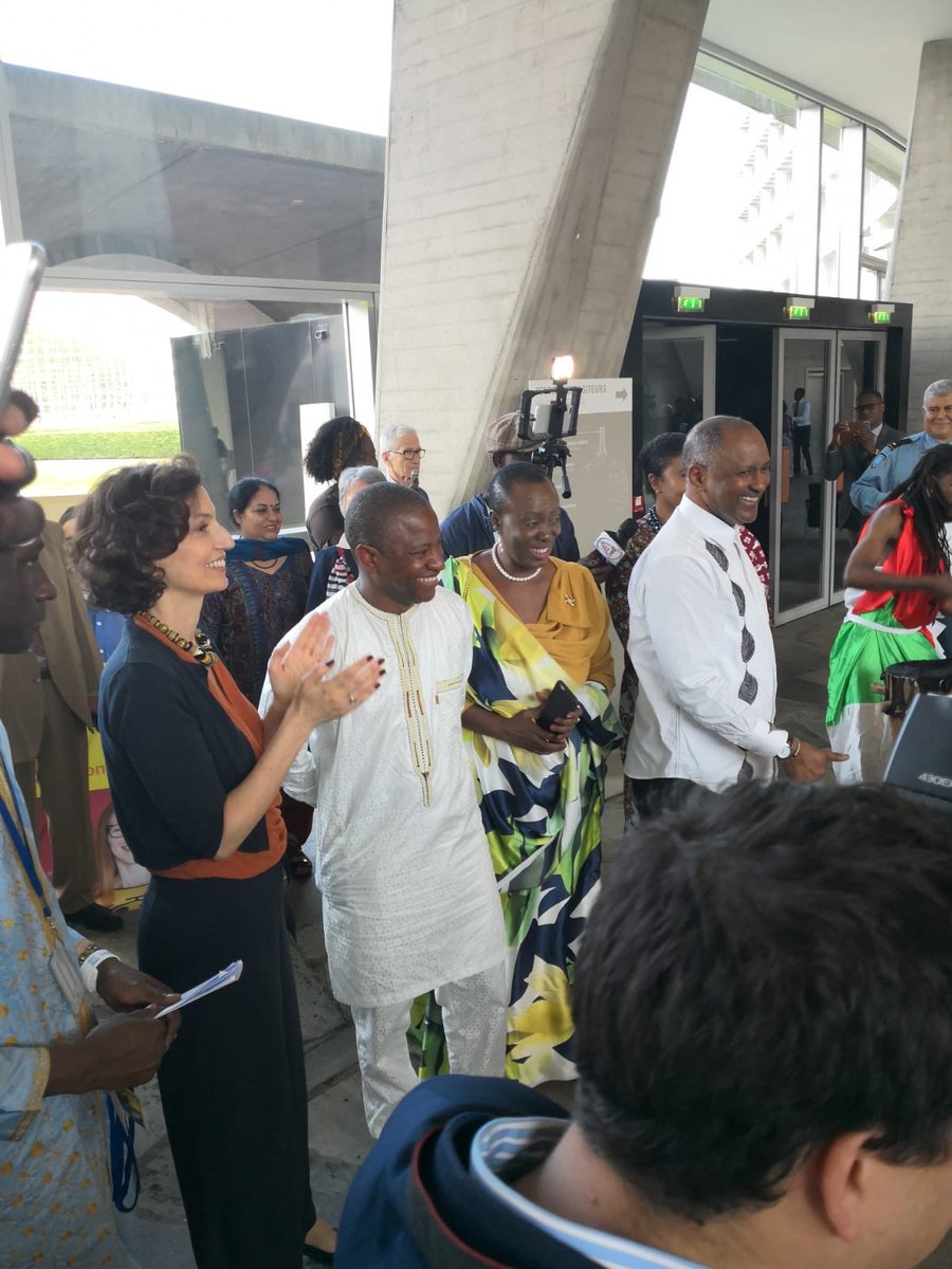 niyonsavye's tweet photo. 🇧🇮Cette photos date de 2014 fraîchement rentrée de Bruxelles après + de 20 ans en Europe et dans ++  pays du monde au sein du Système des Nations Unies. Il y’a beaucoup de choses q je ne savais pas lorsque  je décide de rentrer au Burundi🤷🏿‍♂️. J’étais et je suis toujours convaincue qu’avec les connaissances et l’expérience professionnelle internationale accumulée, je pouvais être utile et j’allais apporter une plus value dans la gestion et la gouvernance à n’importe quel niveau depuis même le village : je l’ai d’ailleurs réussi à faire quelques exploits : Hôpital Communal dans mon village d’origine, Mise à jour et Modernisation de l’Administration et la gestion du CNTS, de l’HPRC…sans oublier le Rayonnement Diplomatique à un moment hautement délicat…C’est d’ailleurs ce que chaque patriote devait envisager de faire si une fois il décide de retourner sur sa terre natale. Bien sûr ; tout le monde doit y avoir accès sans crainte d’être discriminé/marginalisé/ réprimé pour ci ou pour ça👀Oui pour toute action  positive est nécessaire en vue de bâtir son pays dans la paix et la sérénité peu importe l’appartenance socio-culturel et politique ⭕️‼️C’est par la mise en commun des idées et des convictions différentes et qu’on enrichi, alimente et oriente les décisions collégiales, qui conduisent vers une même  vision et des actions communes pour bâtir  une nation pour TOUS. Il faut accepter et valoriser les idées des autres sans rancoeur, sans jalousie, sans haine, sans discrimination sur  base ethnique, régionale et de genre…Ça ne sert à rien de chercher à mettre tout le monde dans un même panier, Juger sans discerner‼️Les Partis politiques comme les Religions ont été les outils de divisons des peuples et des familles de même  sang particulièrement en Afrique. La CUPIDITÉ a toujours été et est toujours le moteur. Jusque quand/où ? Ils faut savoir que le monde évolue et que la vérité est dehors. ‼️Les Panafricains, le monde nous observe. ⭕️La Richesse pour bâtir nos pays  n’est pas à l’Etranger…C’est chez nous, dans nos sous-sols, sur nos terres.👀💯Nous sommes dans l’ère du Verseau : Lumière et Vérité . Avec l’éveil de conscience, innovation et progrès technologiques avec des changements rapides ect…🙏🏿@citizenAfrica @CitizenAfrika @liyoby @12amorFati @Umukamyi @ubuntubdi @pacifiqueNdayi2 @KiraziraInstit @MaxNdayizeye @ndoridalt @rumata_sahing1 @nk66456 @turaje_com @AlexMvuka @damiennkaka @kivuutile