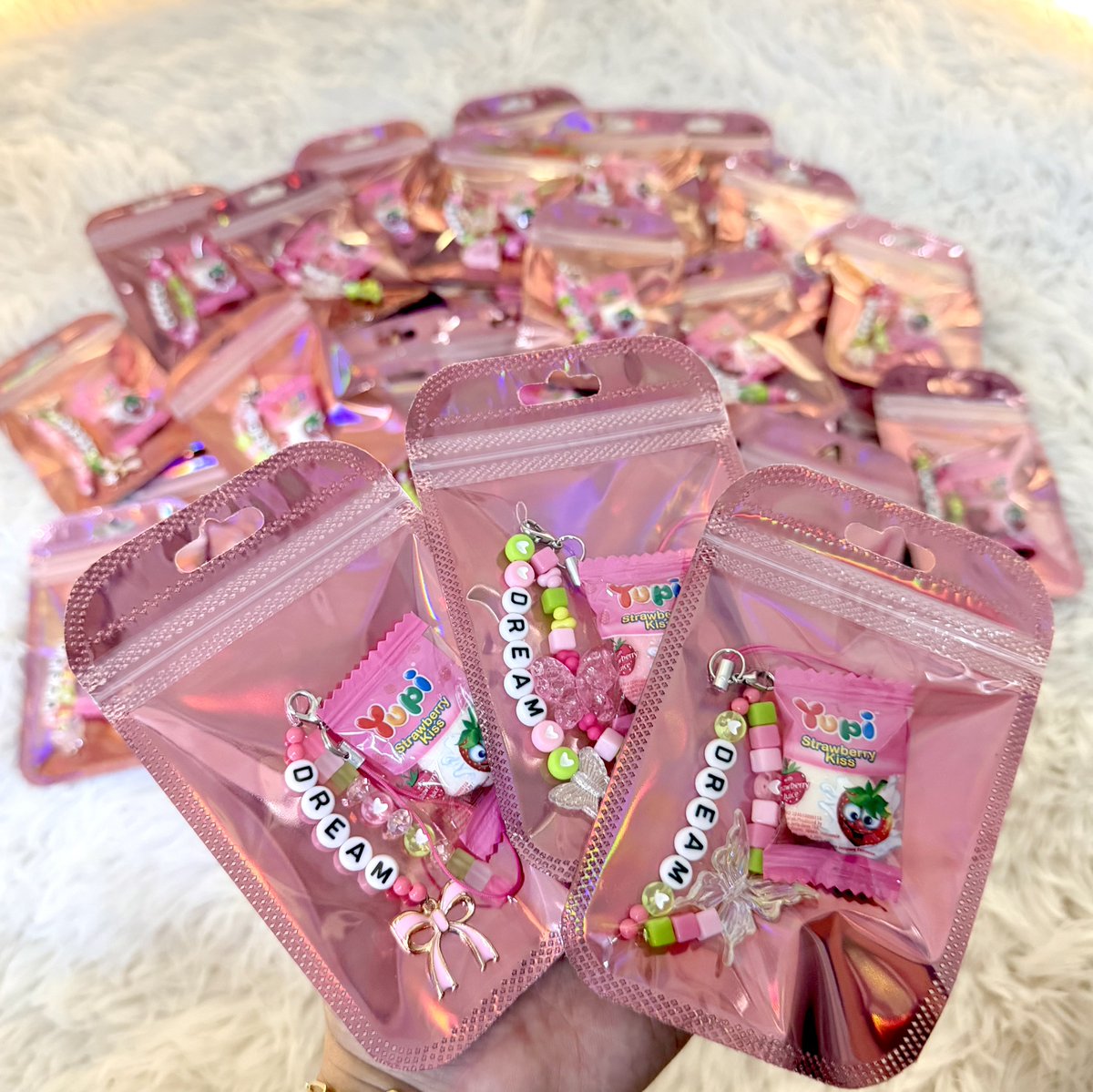 wtvnyahhh's tweet image. Freebies for TDS4 in Kuala Lumpur 

𐙚 phone charms &amp;amp; gummies ʕ´•ᴥ•`ʔ

🩷💚 limited to 50 pieces
🩵💛 10 pieces (i might do more if rajin)

📆 Date : 13 Dec 2025
⏰ Time : 12pm-ish the earliest
📍 Location : Axiata Arena

#TDS4inKL #TDS4inMY #THEDREAMSHOW4_in_KUALALUMPUR