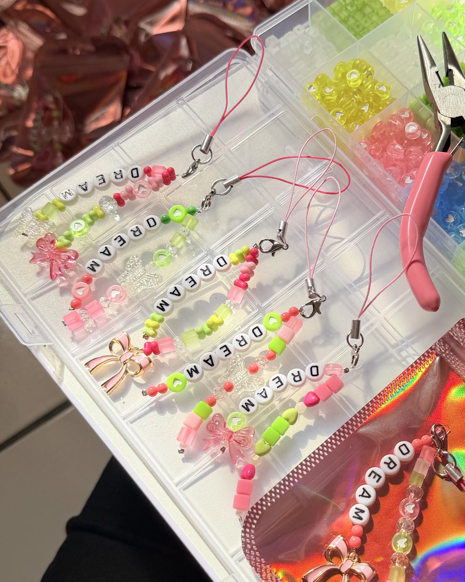 wtvnyahhh's tweet image. Freebies for TDS4 in Kuala Lumpur 

𐙚 phone charms &amp;amp; gummies ʕ´•ᴥ•`ʔ

🩷💚 limited to 50 pieces
🩵💛 10 pieces (i might do more if rajin)

📆 Date : 13 Dec 2025
⏰ Time : 12pm-ish the earliest
📍 Location : Axiata Arena

#TDS4inKL #TDS4inMY #THEDREAMSHOW4_in_KUALALUMPUR