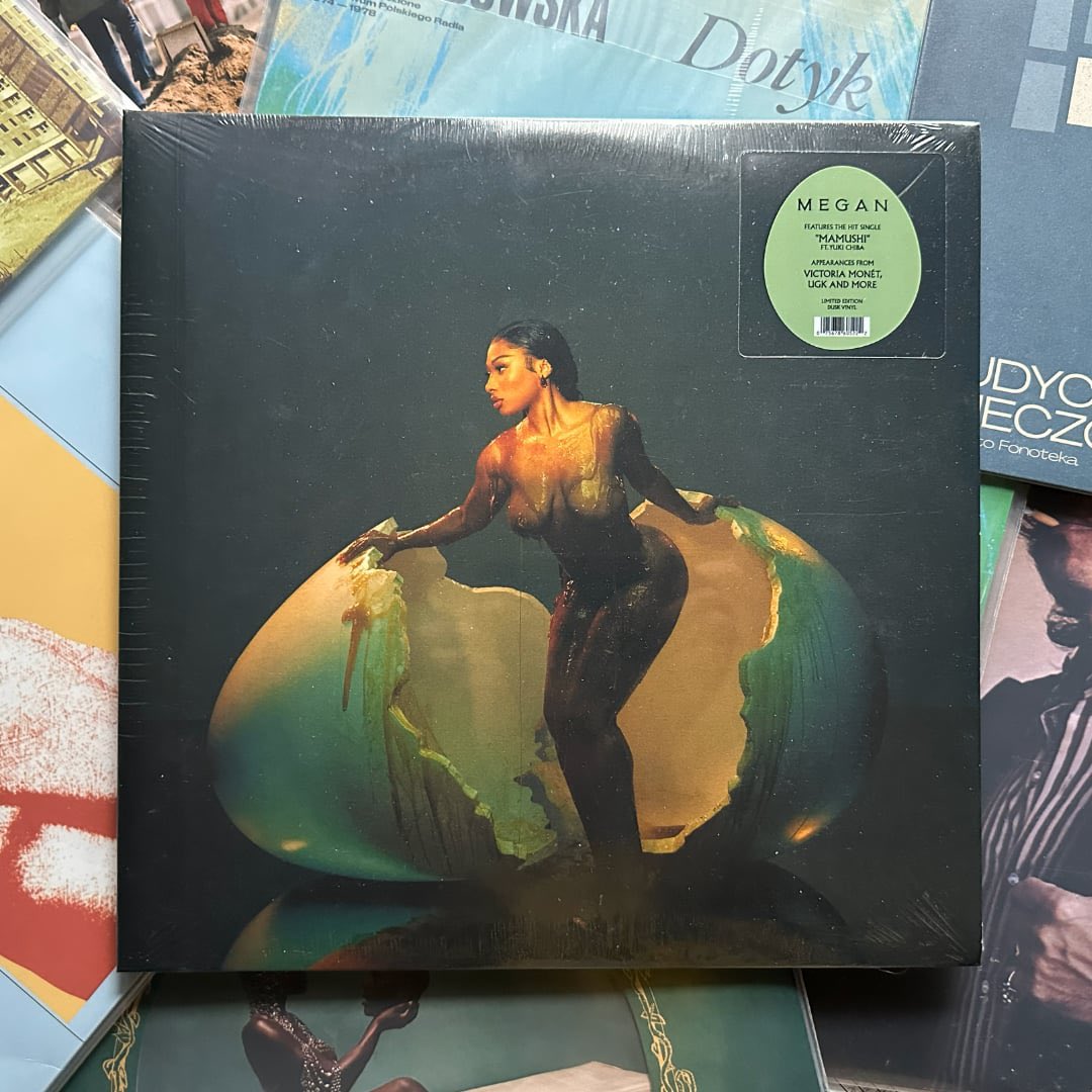 theMod3st's tweet image. Jakoś tak mam, że z ważnymi dla mnie tytułami chciałbym poczuć głębszą więź niż zwyczajne odtworzenie ich na Spotify. Postanowiłem więc zaopatrzyć się w winyl. "Megan" ukazał się z 3 różnymi okładkami, a że nie mogłem się zdecydować która jest ładniejsza, to wziąłem wszystkie.