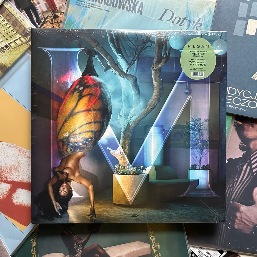 theMod3st's tweet image. Jakoś tak mam, że z ważnymi dla mnie tytułami chciałbym poczuć głębszą więź niż zwyczajne odtworzenie ich na Spotify. Postanowiłem więc zaopatrzyć się w winyl. "Megan" ukazał się z 3 różnymi okładkami, a że nie mogłem się zdecydować która jest ładniejsza, to wziąłem wszystkie.