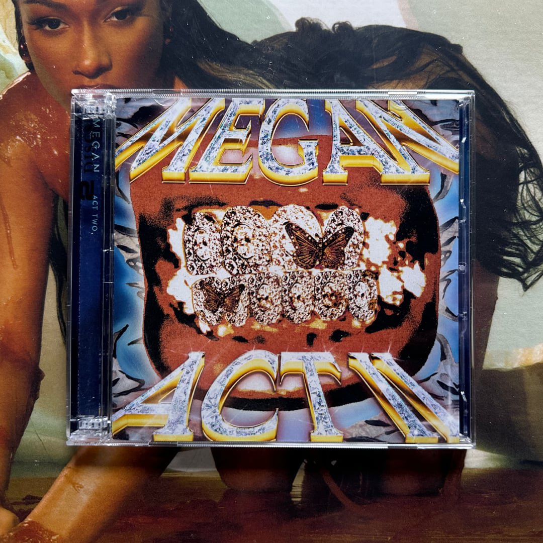 theMod3st's tweet image. Jakoś tak mam, że z ważnymi dla mnie tytułami chciałbym poczuć głębszą więź niż zwyczajne odtworzenie ich na Spotify. Postanowiłem więc zaopatrzyć się w winyl. "Megan" ukazał się z 3 różnymi okładkami, a że nie mogłem się zdecydować która jest ładniejsza, to wziąłem wszystkie.