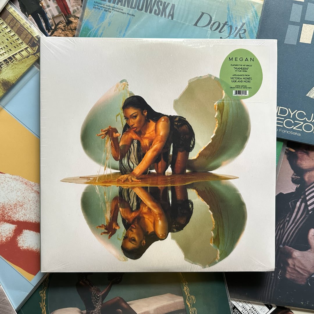 theMod3st's tweet image. Jakoś tak mam, że z ważnymi dla mnie tytułami chciałbym poczuć głębszą więź niż zwyczajne odtworzenie ich na Spotify. Postanowiłem więc zaopatrzyć się w winyl. "Megan" ukazał się z 3 różnymi okładkami, a że nie mogłem się zdecydować która jest ładniejsza, to wziąłem wszystkie.