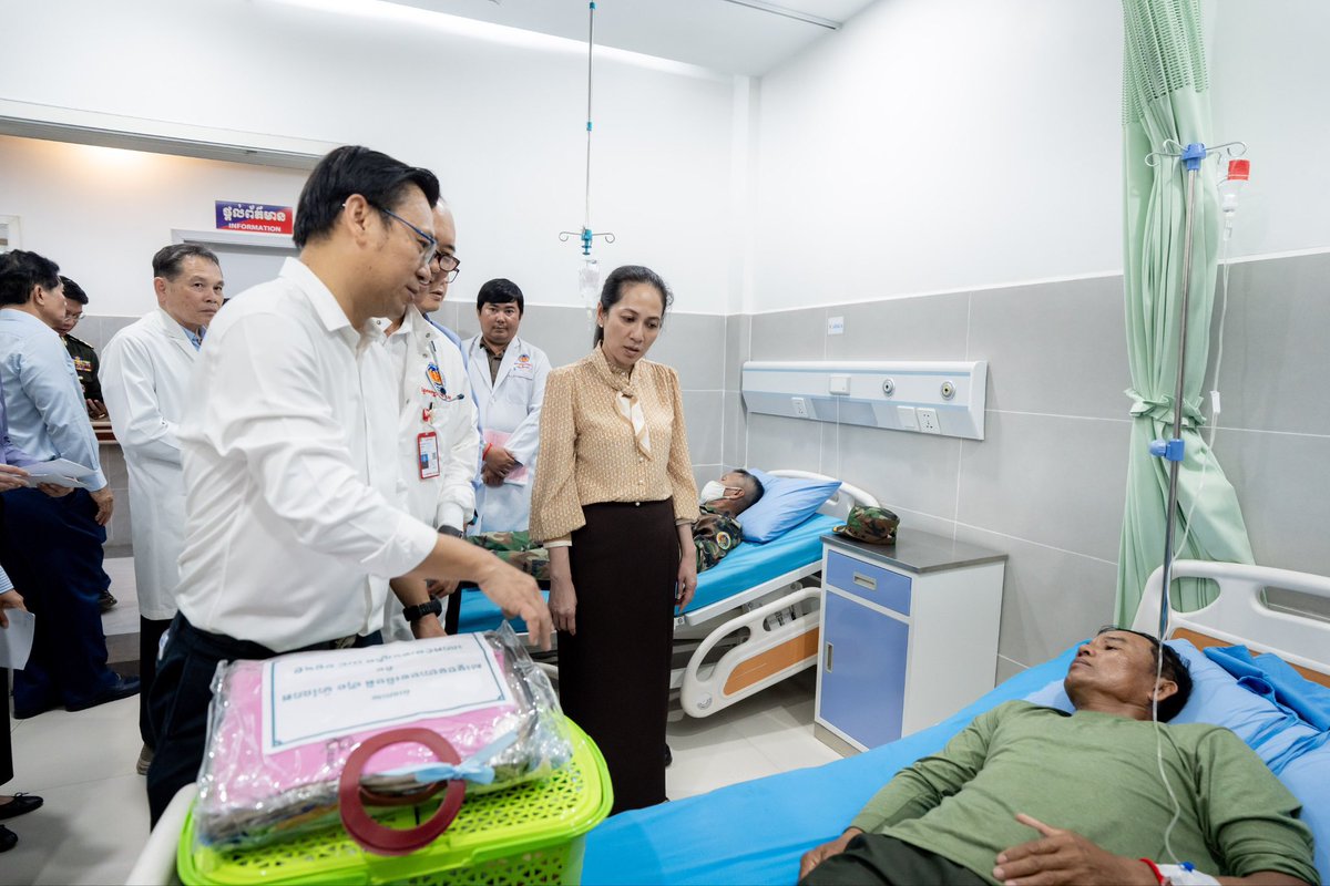 Dr_Hunmanet_PM's tweet photo. លោកជំទាវបណ្ឌិត ពេជ ចន្ទមុន្នី ហ៊ុនម៉ាណែត អញ្ជើញសួរសុខទុក្ខយោធិន និងប្រជាពលរដ្ឋ ដែលកំពុងសម្រាកព្យាបាលជំងឺនៅតាមមន្ទីរពេទ្យនានា ក្នុងរាជធានីភ្នំពេញ រួមមាន (១)មន្ទីរពេទ្យមិត្តភាពខ្មែរ-សូវៀត, (២)មន្ទីរពេទ្យមិត្តភាពកម្ពុជា-ចិន ព្រះកុសមៈ, (៣)មន្ទីរពេទ្យព្រះកេតុមាលា  និង (៤)មន្ទីរពេទ្យព្រះអង្គឌួង ។

លោកជំទាវបណ្ឌិត បានពាំនាំនូវពាក្យផ្តាំផ្ញើសួរសុខទុក្ខដោយក្តីបារម្ភដ៏ខ្ពង់ខ្ពស់បំផុតរបស់ សម្ដេចអគ្គមហាសេនាបតីតេជោ ហ៊ុន សែន ប្រធានព្រឹទ្ធសភា និង សម្ដេចកិត្តិព្រឹទ្ធបណ្ឌិត ប៊ុន រ៉ានី ហ៊ុនសែន ប្រធានកាកបាទក្រហមកម្ពុជា ព្រមទាំង សម្ដេចមហាបវរធិបតី ហ៊ុន ម៉ាណែត នាយករដ្ឋមន្ត្រីនៃព្រះរាជាណាចក្រកម្ពុជា និងបាននាំយកអំណោយជាគ្រឿងឧបភោគបរិភោគ សម្ភារៈប្រេីប្រាស់ចាំបាច់ រួមទាំងថវិកា ដែលជាអំណោយដ៏ថ្លៃថ្លាបំផុតរបស់ សម្តេចបវរធិបតី និងលោកជំទាវបណ្ឌិត ជូនចំពោះបងប្អូនយោធិន និងប្រជាពលរដ្ឋដែលកំពុងសម្រាកព្យាបាលជំងឺគ្រប់ៗរូប ។

លោកជំទាវបណ្ឌិត បានលើកទឹកចិត្ត និងជូនពរដល់យោធិន និងប្រជាពលរដ្ឋ មានរបួសឱ្យមានសុខភាពល្អមាំទាំ ខណៈថ្នាក់ដឹកនាំកំពូលនៅតែបន្តគិតគូរ តាមរយៈការជំរុញដល់ក្រុមគ្រូពេទ្យឱ្យមើលថែរហូតដល់ជាសះស្បើយ ហើយប្ដេជ្ញាមិនបោះបង់បងប្អូនគ្រប់គ្នានោះទេ ។

រាជធានីភ្នំពេញ រសៀលថ្ងៃទី១១ ខែធ្នូ ឆ្នាំ២០២៥

#ហ៊ុនម៉ាណែត #Hunmanet #កម្ពុជា #cambodia #សន្តិភាពនៅកម្ពុជា #Peaceincambodia